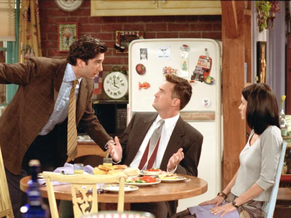 Ο Matthew Perry ως Chandler Bing συζητά με τους συμπρωταγωνιστές του στη νέα σειρά του Netflix για τη ζωή του.