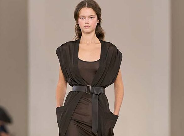 Max Mara SS27: Το ταξίδι στη δεκαετία του ’30 και η νέα γκαρνταρόμπα της σύγχρονης εξερευνήτριας