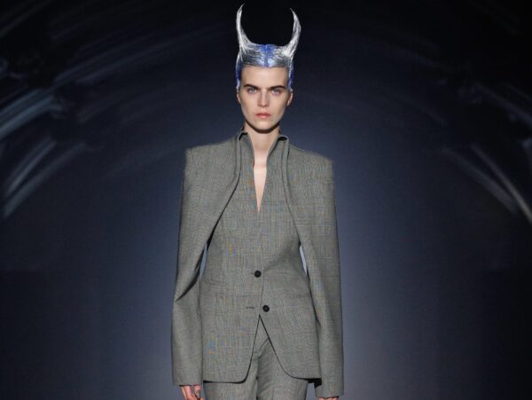 Alexander McQueen SS27: Γοτθικοί θόλοι, μεταλλικά κέρατα και η μεγάλη επιστροφή στο Λονδίνο