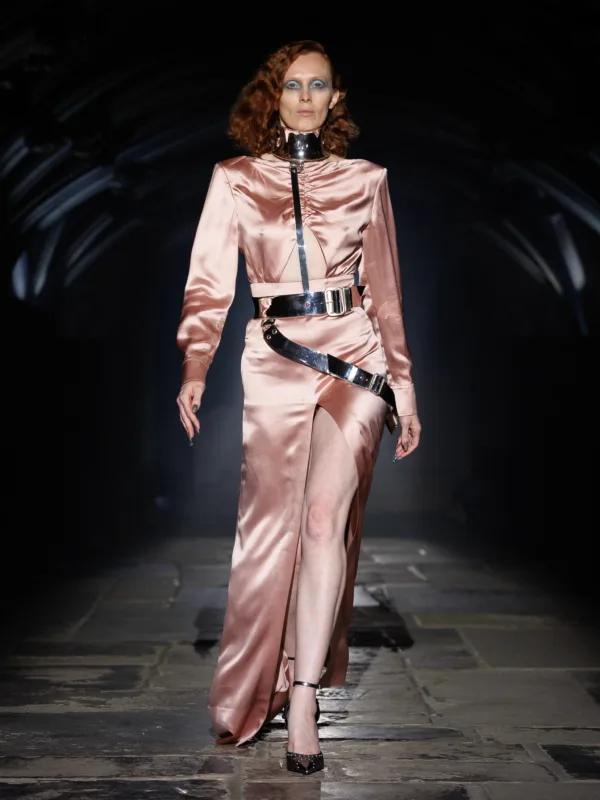 https://www.instagram.com/alexandermcqueen/?hl=el
