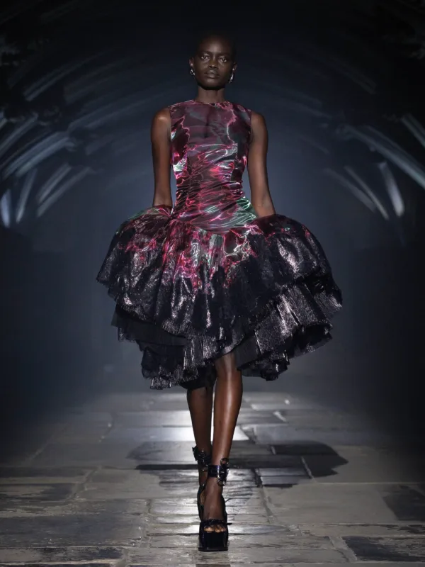 https://www.instagram.com/alexandermcqueen/?hl=el