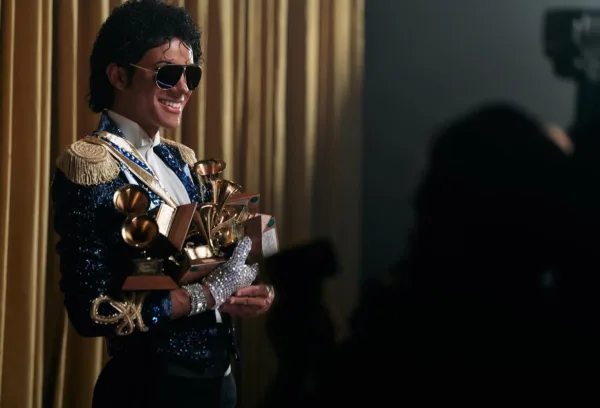 Ο Michael Jackson με βραβεία Grammy και γάντι-παγιέτα, στην ταινία «Michael» για το HBO Max.