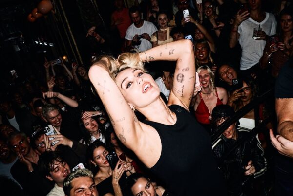 Η Miley Cyrus στην κορυφή του Billboard 200 μετά από μια δεκαετία