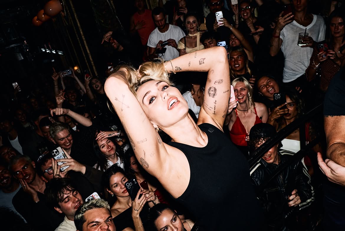 Η Miley Cyrus στην κορυφή του Billboard 200 μετά από μια δεκαετία