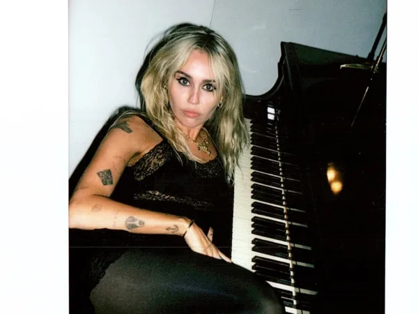 Η Miley Cyrus ποζάρει δίπλα σε ένα πιάνο, με αφορμή το νέο remix του τραγουδιού της "Bass Persuades".