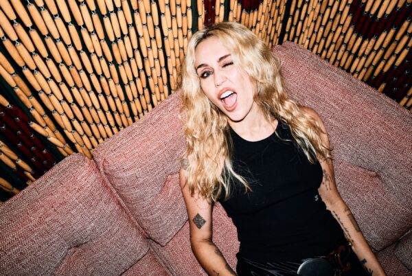 Miley Cyrus: Το «Bass Persuades» σηματοδοτεί μια νέα εποχή στην καριέρα της