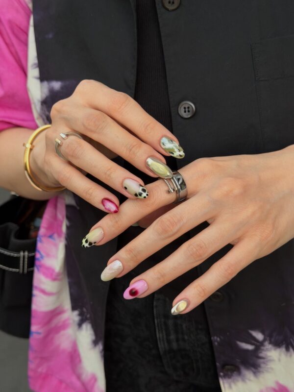 mismatched_nails 