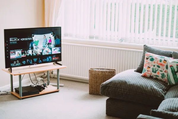Τηλεόραση με την πλατφόρμα Netflix να προβάλλει ταινίες και σειρές, δείχνοντας τις αλλαγές στο box office.