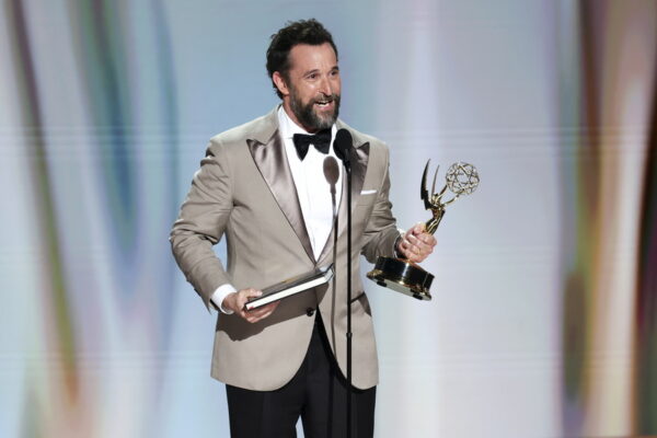 Ο Noah Wyle θριαμβεύει στα Emmy 2026: «Αυτό είναι το όνειρο της ζωής μου»