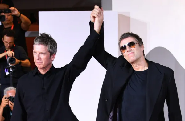 Liam Gallagher και Noel Gallagher των Oasis ανακοινώνουν την περιοδεία τους για το 2027, με τα βλέμματα στραμμένα στην επερχόμενη ανακοίνωση.