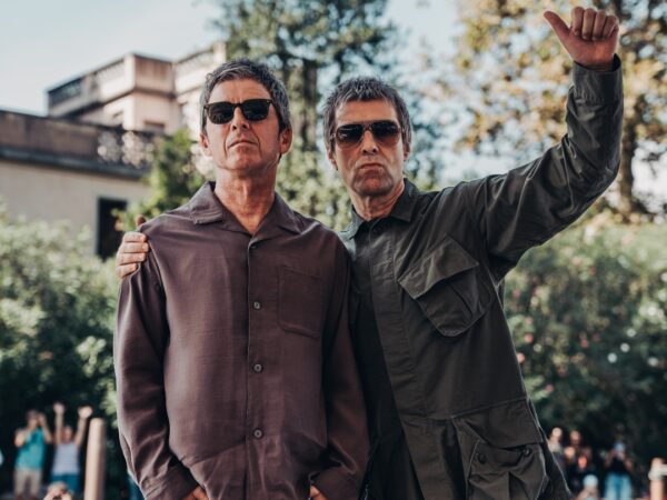 Noel και Liam Gallagher πιο αγαπημένοι από ποτέ: Η αγκαλιά των Oasis που σηματοδοτεί το τέλος της κόντρας