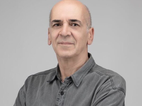 «Μαύρη πέτρα ρίχνω πίσω»: Ο Ορφέας Περίδης αποχαιρετά τον Γιώργο Μαζωνάκη με 1 συγκινητικό ποίημα
