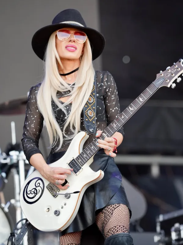 https://www.instagram.com/iamorianthi/