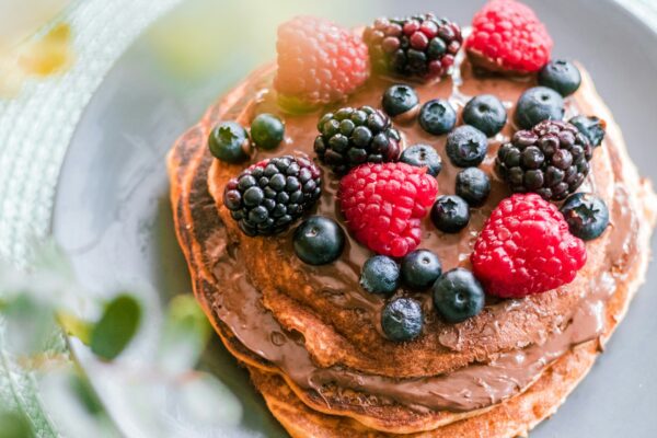 Ξέχνα τα κλασικά pancakes: Αυτή η πρωτεϊνική εκδοχή θα γίνει η νέα σου πρωινή εμμονή