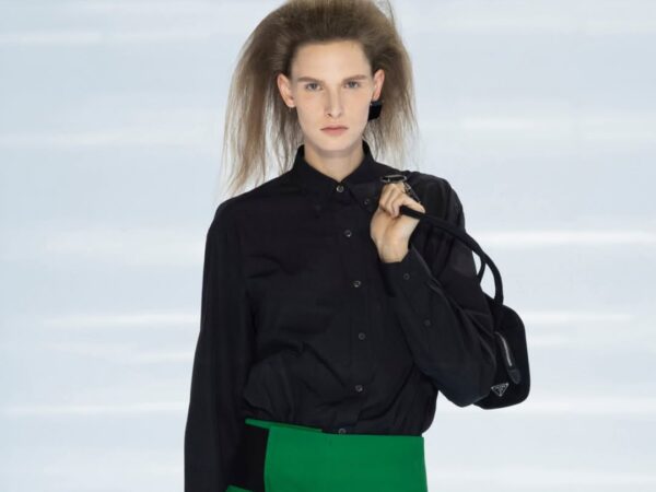 Spring 2027: Ο οίκος Prada επαναπροσδιορίζει τη θηλυκότητα μέσα από τη δύναμη της φούστας