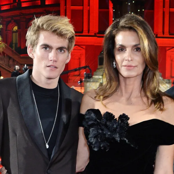 Η Cindy Crawford και ο γιος της Presley Gerber στο κόκκινο χαλί, λίγο πριν την τραγική είδηση για τον θάνατό του.