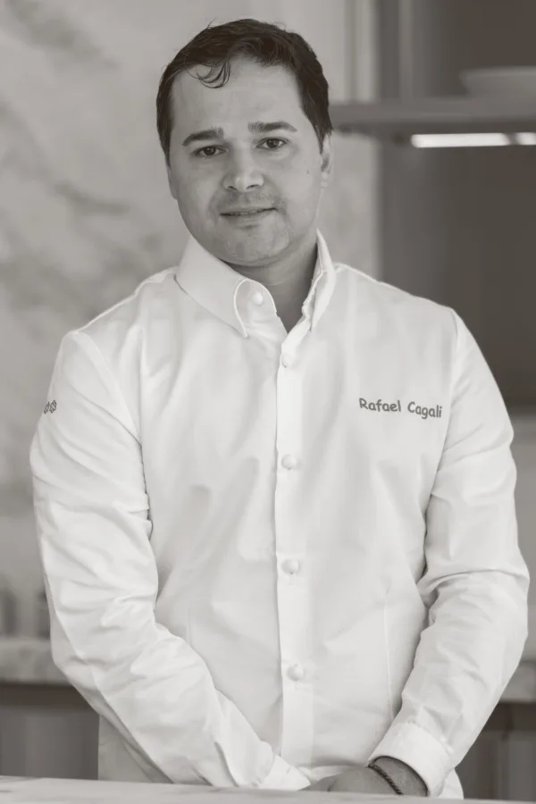 Ο Rafael Cagali, σεφ, παρουσιάζεται στην εκδήλωση Gastrosophy Fest powered by Protergia, όπου η διεθνής γαστρονομική σκηνή δίνει ραντεβού στην Αθήνα.