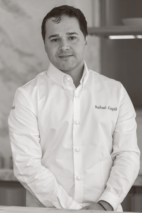 Ο Rafael Cagali, σεφ, παρουσιάζεται στην εκδήλωση Gastrosophy Fest powered by Protergia, όπου η διεθνής γαστρονομική σκηνή δίνει ραντεβού στην Αθήνα.