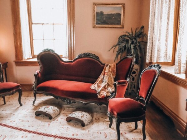 The art of unexpected red: Ο κανόνας του «απρόσμενου κόκκινου» που μεταμορφώνει κάθε δωμάτιο