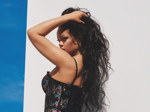 «Still got pics to post»: Η Rihanna «κλείνει» το καλοκαίρι με μία εντυπωσιακή φωτογράφιση