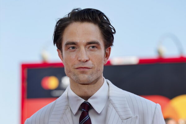 Ο Robert Pattinson με κοστούμι μιλάει για το The Batman Part II, το οποίο θα είναι διαφορετικό.