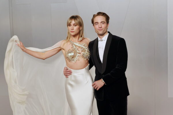 Robert Pattinson – Suki Waterhouse: Το φιλί στο στόμα που έκλεψε τις εντυπώσεις στην πρεμιέρα του «Primetime»