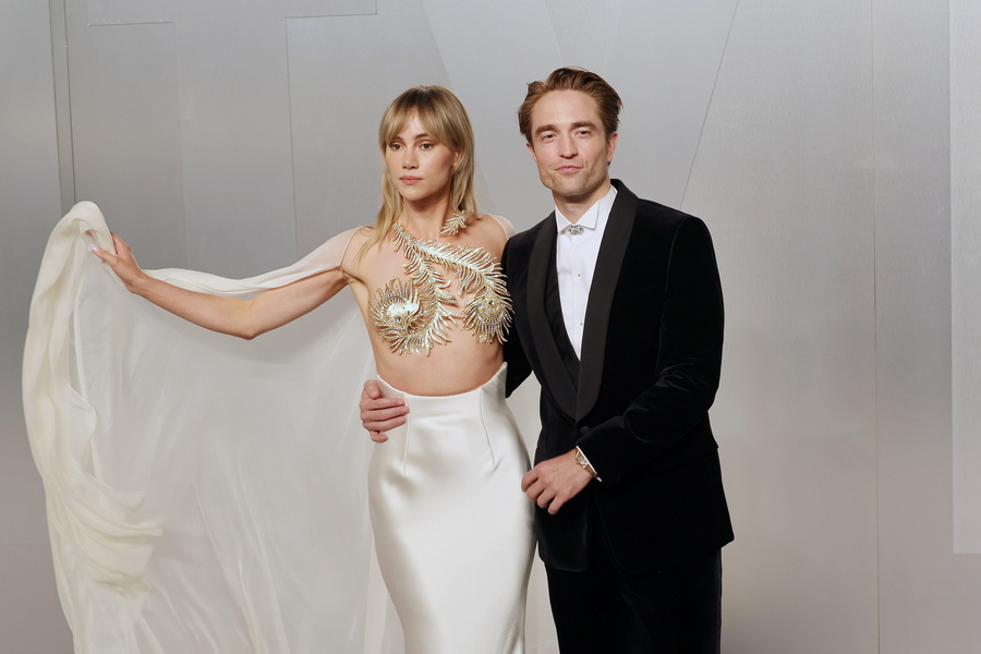 Robert Pattinson – Suki Waterhouse: Το φιλί στο στόμα που έκλεψε τις εντυπώσεις στην πρεμιέρα του «Primetime»