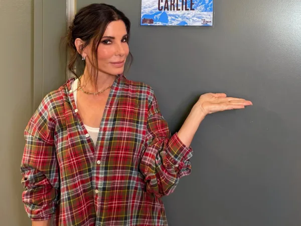 Η Sandra Bullock δείχνει το πρώτο κινηματογραφικό εισιτήριο που αγοράστηκε μέσω Internet, επιβεβαιώνοντας την πρωτοπορία της.