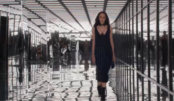 Fendi S27: Η Maria Grazia Chiuri κάνει τα εσώρουχα statement και την πασαρέλα καθρέφτη της ψυχής μας