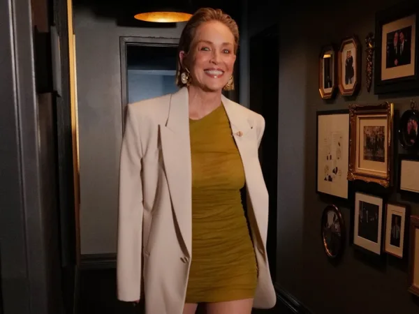 Η Sharon Stone ποζάρει χαμογελαστή, αναδεικνύοντας την άγνωστη ιστορία πίσω από τα κοστούμια της και τη ρήτρα στα συμβόλαιά της.