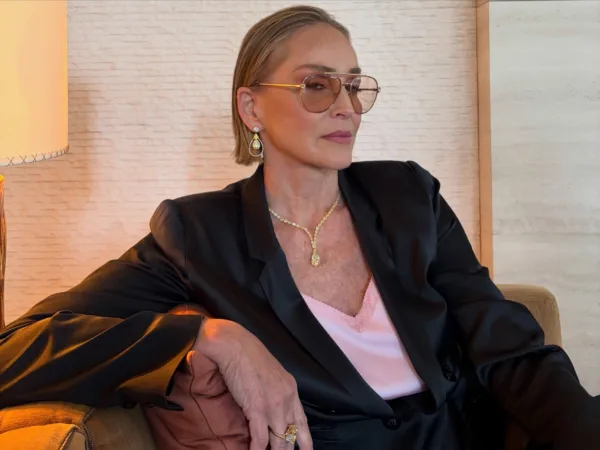 Η Sharon Stone ποζάρει με κοστούμι και κοσμήματα, αποκαλύπτοντας την άγνωστη ιστορία πίσω από τις επιλογές της.