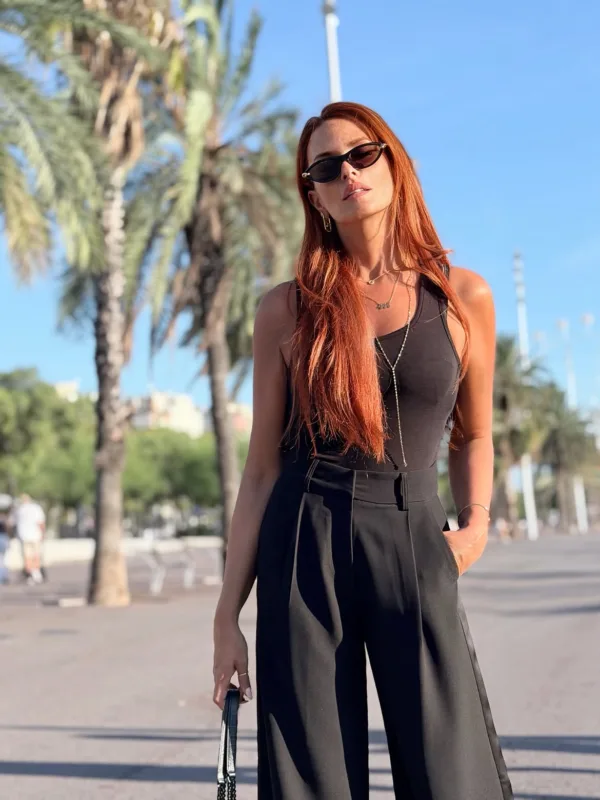 Η Σίσσυ Χρηστίδου απολαμβάνει το ταξίδι της στη Βαρκελώνη με κομψό μαύρο σύνολο και γυαλιά ηλίου.