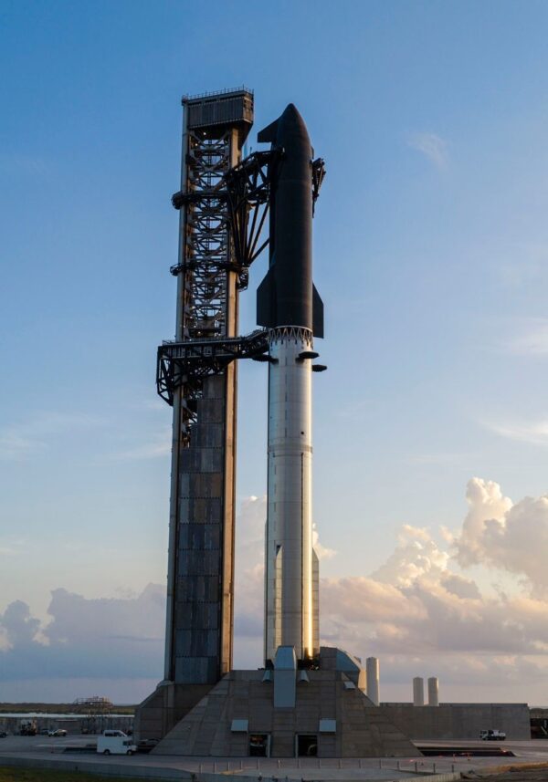Το διαστημόπλοιο Starship της SpaceX βρίσκεται στην εξέδρα εκτόξευσης, ετοιμάζοντας ένα κρίσιμο βήμα προς το διάστημα.