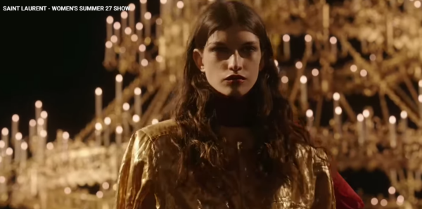 Saint Laurent SS27: Όταν το χρυσό γίνεται ουδέτερος καμβάς κάτω από τον Πύργο του Άιφελ