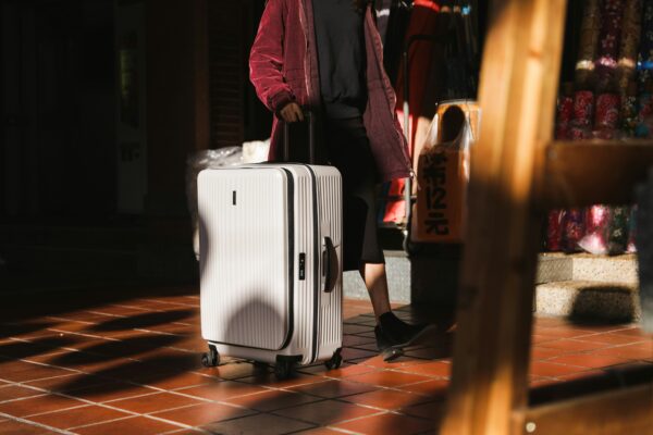Τα 3 κόλπα των fashion travelers για να χωρέσεις τα πάντα σε μια μικρή βαλίτσα