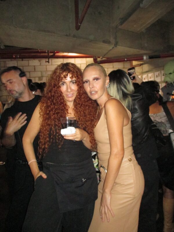 Η Τάμτα με εντυπωσιακή εμφάνιση στο London Fashion Week, αποσπώντας όλα τα βλέμματα με το στυλ της.