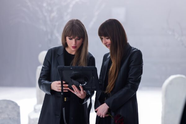 Η Taylor Swift επιστρέφει με το πιο σκοτεινό music video: Η συνεργασία-έκπληξη με τη Dakota Johnson