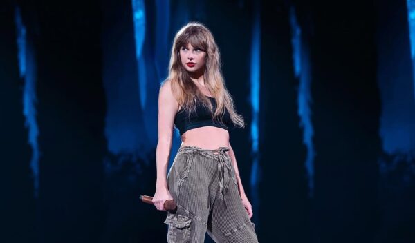 Η Taylor Swift στη σκηνή, με το μάθημα αμερικανικού ποδοσφαίρου που έγινε viral να συζητιέται.