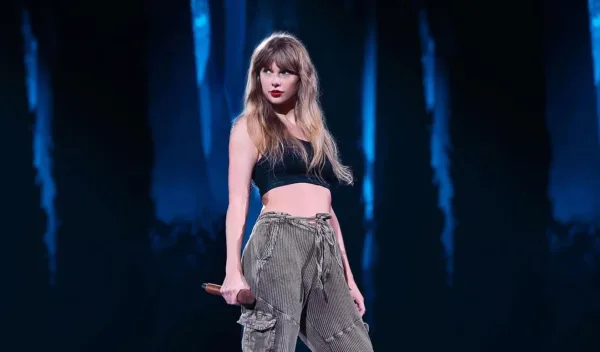 Η Taylor Swift στη σκηνή, με το μάθημα αμερικανικού ποδοσφαίρου που έγινε viral να συζητιέται.