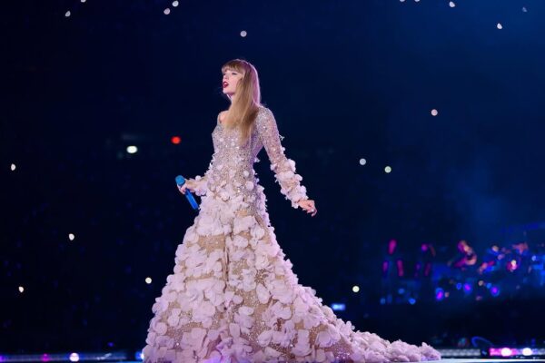 Η Taylor Swift, η γάτα της και το πιο αστείο σκετς των φετινών βραβείων Emmy Awards