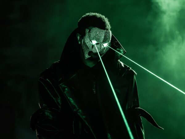 Η νέα μάσκα του The Weeknd έκλεψε την παράσταση στην Ιαπωνία – Δες το ανατρεπτικό του look
