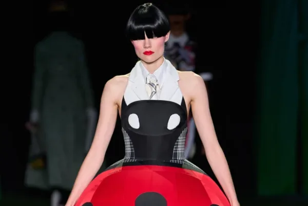 Thom Browne SS27: Όταν τα έντομα, η φύση και το tailoring συναντήθηκαν στη Νέα Υόρκη