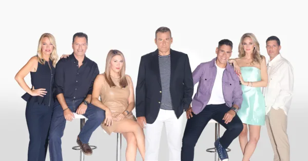 Η ομάδα του «Πρωινού» με τον Γιώργο Λιάγκα ποζάρει για την πρεμιέρα της εκπομπής.