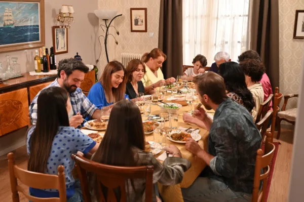 Μια μεγάλη οικογένεια συγκεντρώνεται γύρω από ένα τραπέζι για δείπνο, έτοιμη για την πρεμιέρα της σειράς «Το σόι σου».