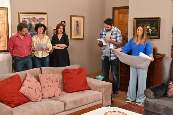Η πρεμιέρα του «Το σόι σου» φέρνει γέλιο με τους πρωταγωνιστές να εξετάζουν σχέδια σε ένα σαλόνι.