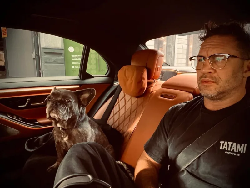 &Omicron; Tom Hardy &mu;&epsilon; &tau;&omicron;&nu; &sigma;&kappa;ύ&lambda;&omicron; &tau;&omicron;&upsilon; &mu;έ&sigma;&alpha; &sigma;&epsilon; &alpha;&upsilon;&tau;&omicron;&kappa;ί&nu;&eta;&tau;&omicron;, &epsilon;&nu;ό&psi;&epsilon;&iota; &tau;&omicron;&upsilon; &nu;έ&omicron;&upsilon; &tau;&omicron;&upsilon; rap album &omega;&sigmaf; Frankie Pulitzer.