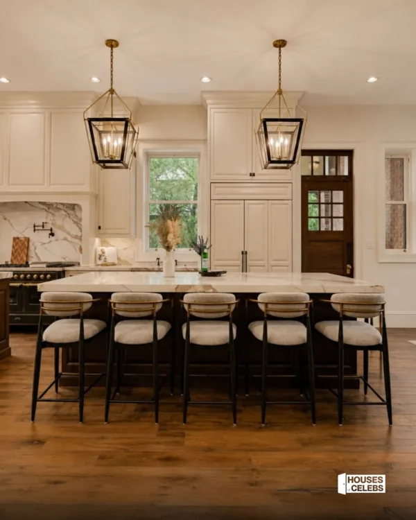 https://www.instagram.com/housesofcelebs/
