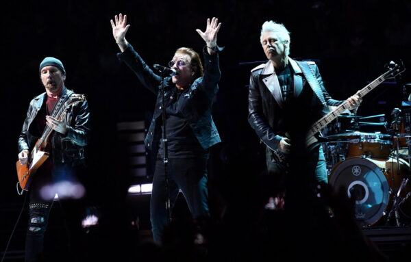Ο The Edge παίζει κιθάρα στη σκηνή, ενώ οι U2 ετοιμάζουν ευρωπαϊκή περιοδεία με σενάρια για την Αθήνα.