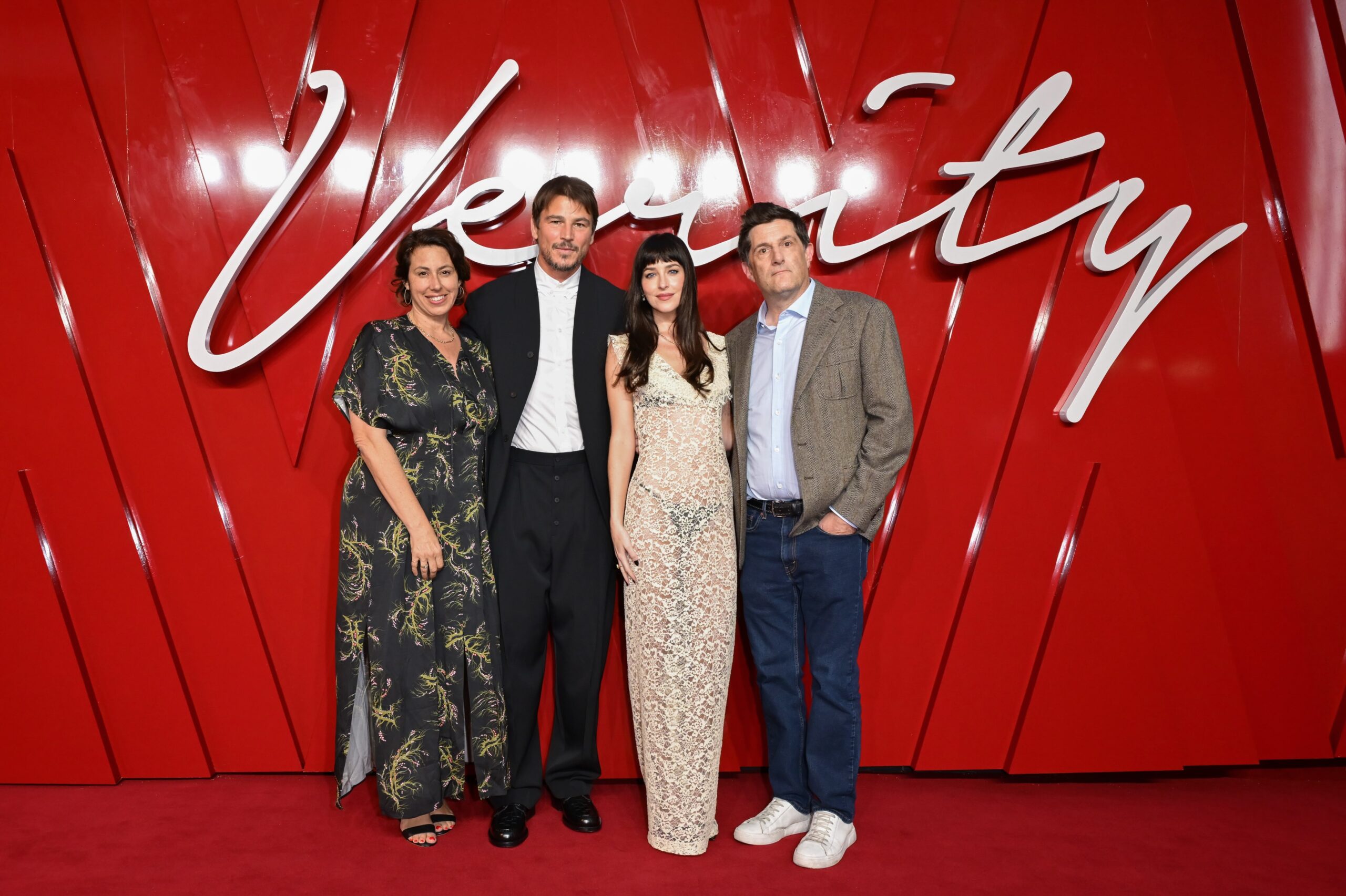 «Verity»: Η μεγάλη πρεμιέρα έγινε fashion event – Το look της Dakota Johnson και η εμφάνιση της Anne Hathaway