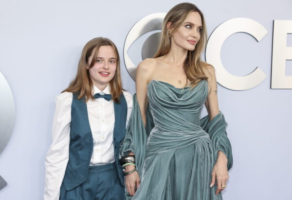 Vivienne Jolie-Pitt: Η κόρη του Brad Pitt και της Angelina Jolie σε υπαίθρια έκθεση τέχνης